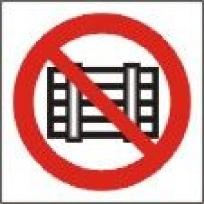 Запрещается загромождать проходы и (или) складировать