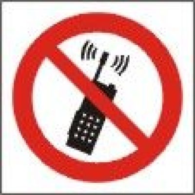 Запрещается пользоваться мобильным (сотовым) телефоном или переносной рацией