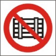 Запрещается загромождать проходы и (или) складировать